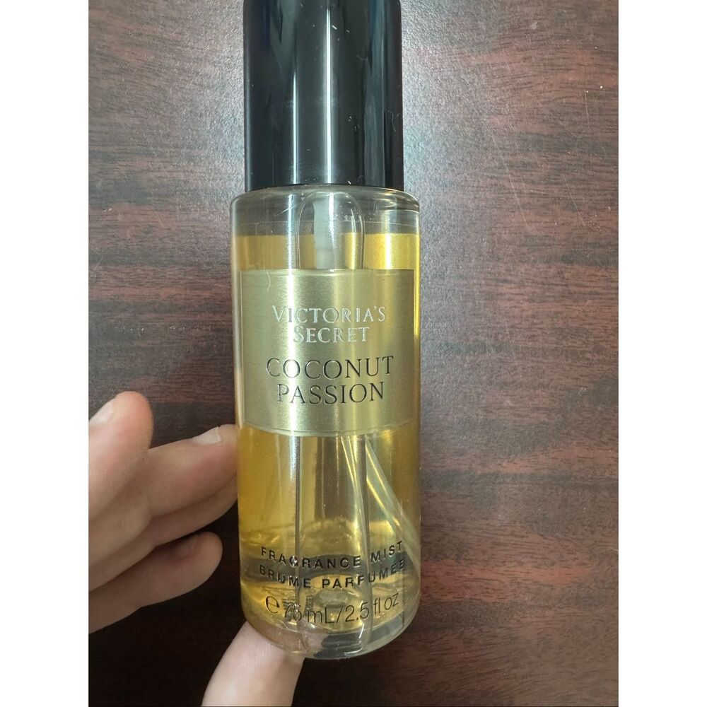 New Victoria’s Secret Mini Coconut Passion Fragrance Mist- 2.5 oz